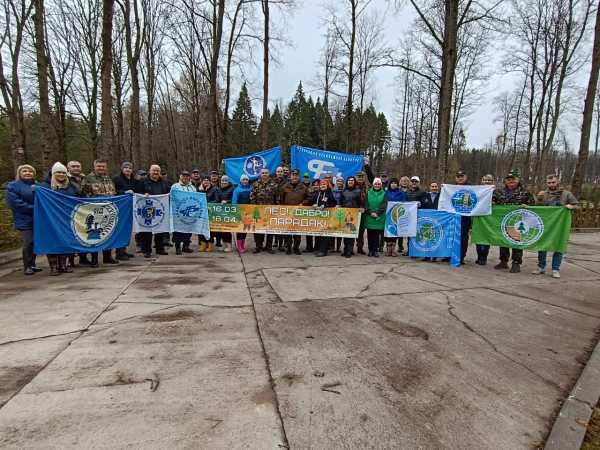 Профсоюзный десант высадил будущий лес в Дрибинском районе