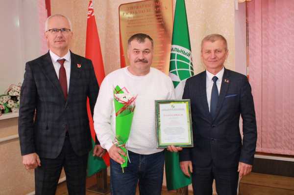 МУЖЕСТВО СКВОЗЬ ДЕСЯТИЛЕТИЯ: ПРЕДСЕДАТЕЛЬ ОТРАСЛЕВОГО ПРОФСОЮЗА ЮРИЙ ШУМСКИЙ ВРУЧИЛ НАГРАДЫ ЛИКВИДАТОРАМ АВАРИИ НА ЧАЭС В ПОЛЕССКОМ ЗАПОВЕДНИКЕ.