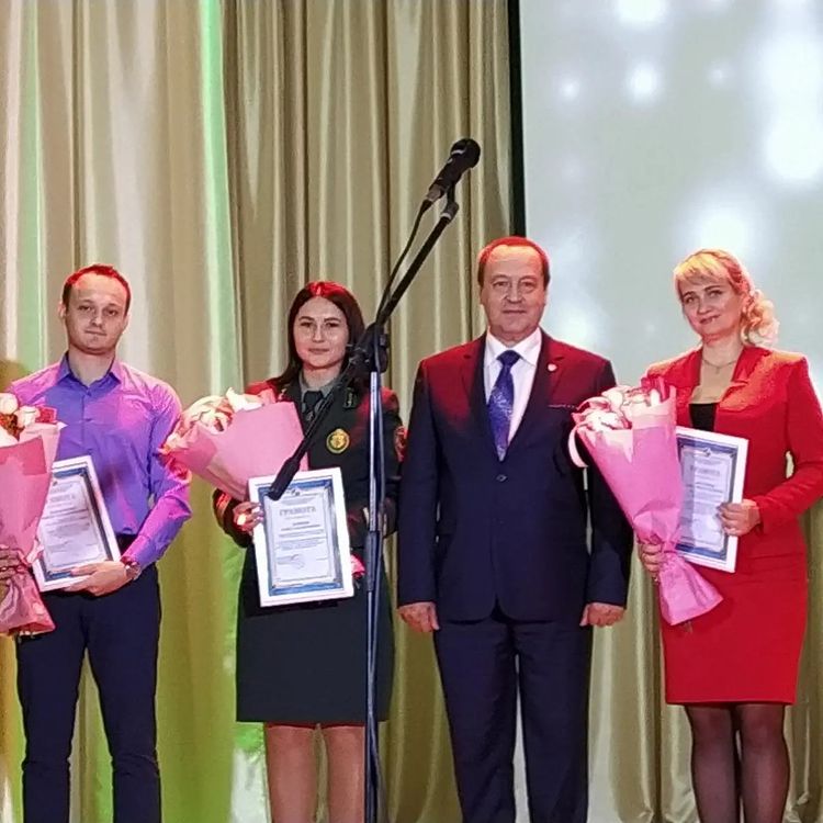 Трамбачёв Иван Иванович наградил Грамотами областной организации профсоюзный актив ГЛХУ