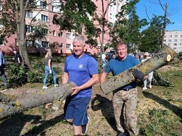 Могилев восстанавливается после урагана. Горожане и профсоюзы вышли на субботник