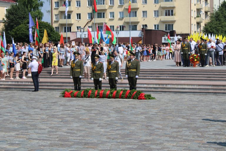 В Могилеве в честь дня рождения города возложили цветы к Вечному огню