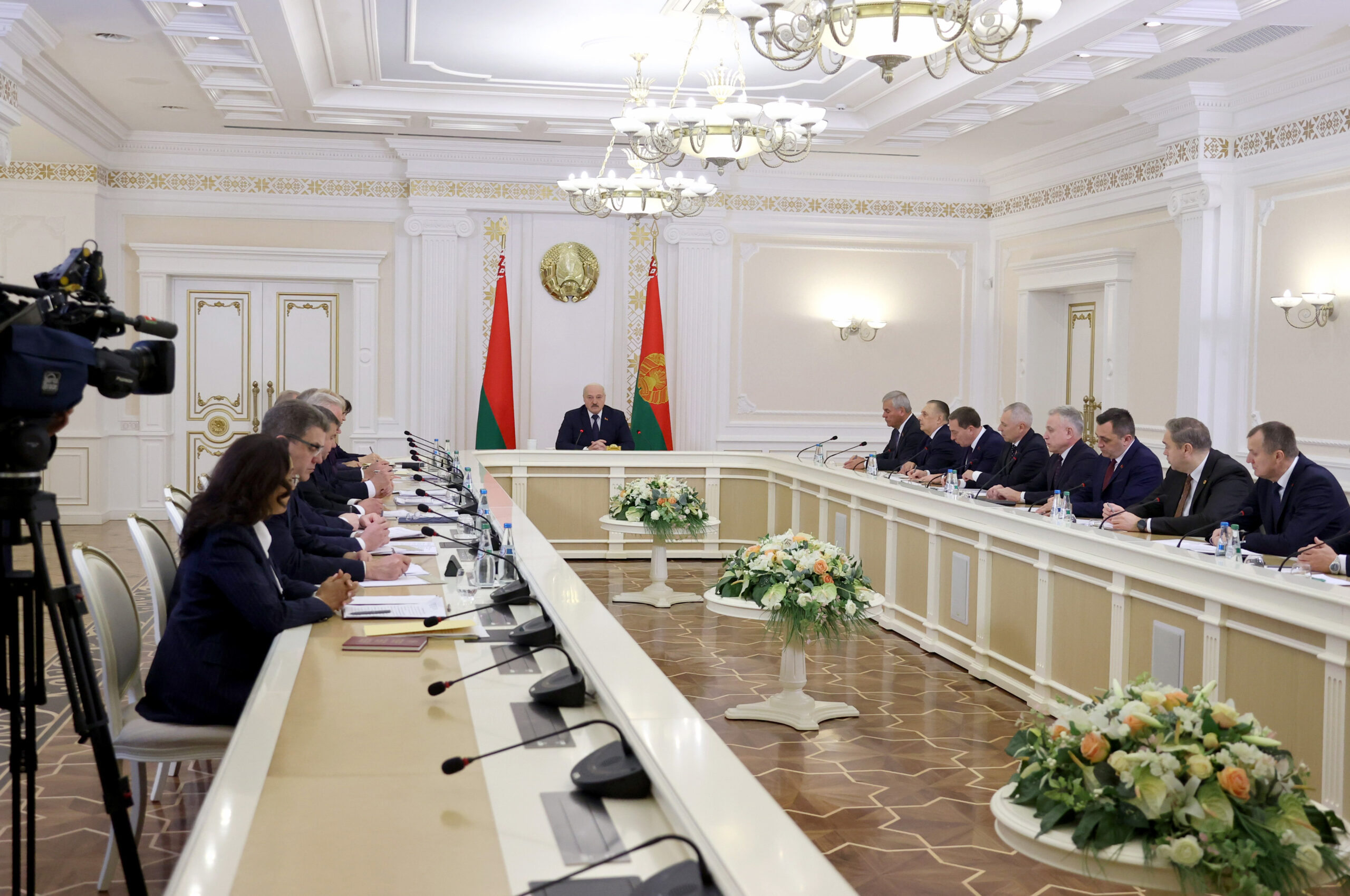 Во Дворце Независимости обсудили законопроекты о деятельности ВНС и об изменении избирательного законодательств 		 Вопросы формирования Всебелорусского народного собрания и изменения избирательного законодательства стали темой совещания у Президента Беларуси Александра Лукашенко. Кроме этого, белорусский лидер подробно остановился на вопросе контроля ценообразования.